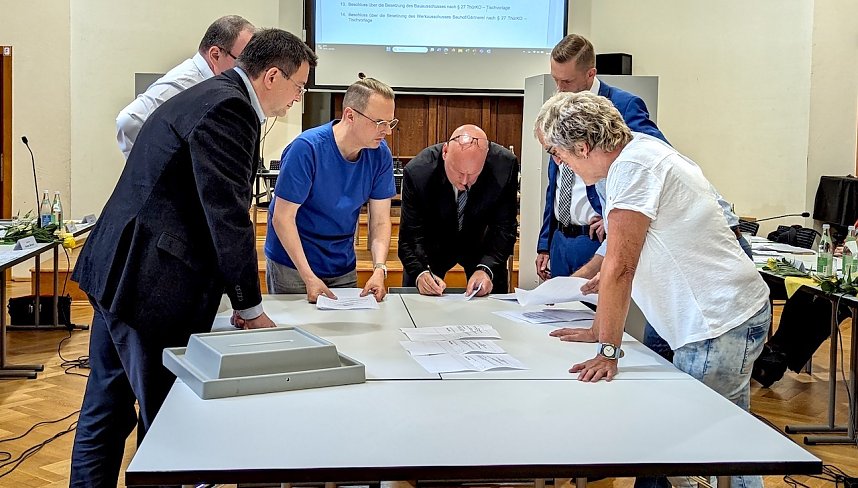 Der Sondersh&auml;user Stadtrat besteht aus 30 Mitgliedern und sieben Fraktionen