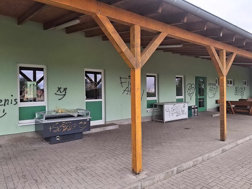 Sportlerheim des FSV Schernberg Sondershausen beschmiert