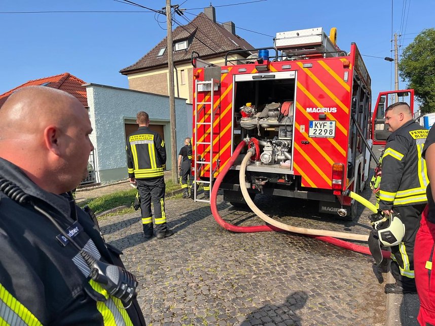 Carport stand in Flammen