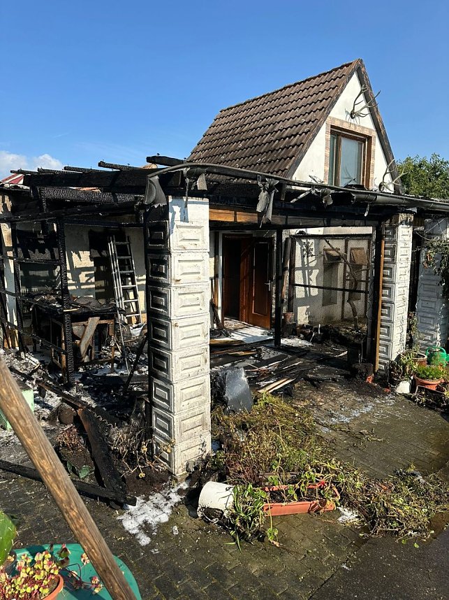 Carport stand in Flammen