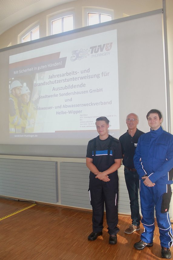 Das Team der Stadtwerke Sondershausen freut sich &uuml;ber den Neuzugang von zwei Auszubildenden