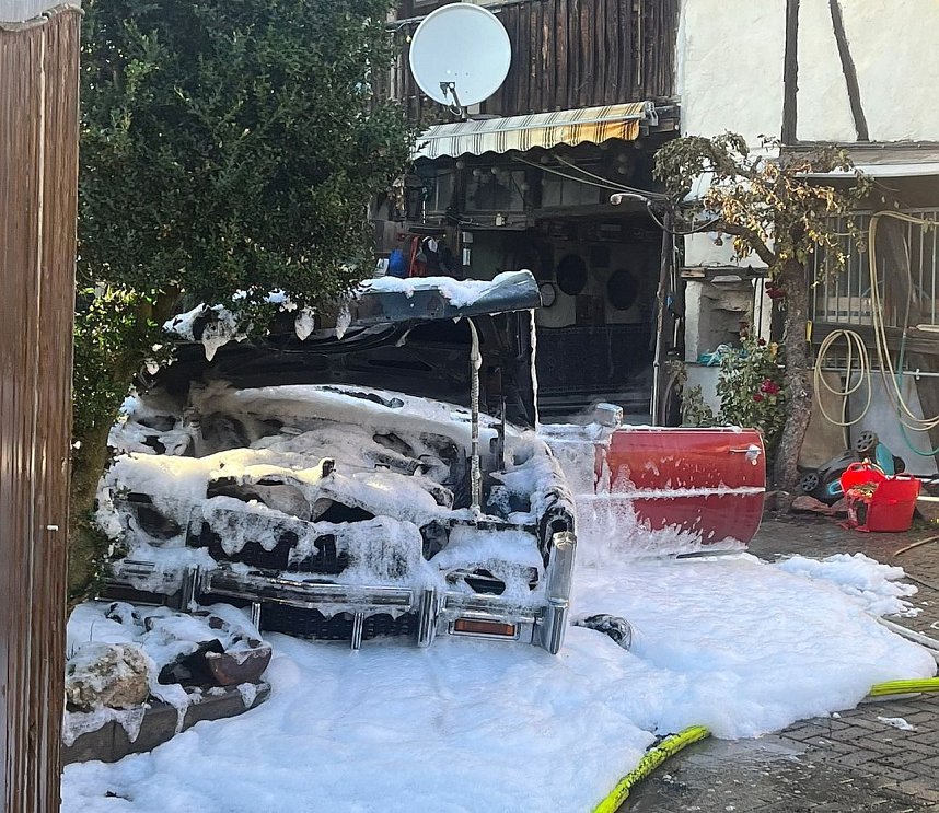 Ausgebranntes Auto in Gorsleben