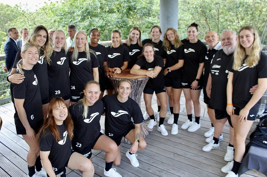 Die Handballerinnen des THC beim Besuch von Friedrich Merz (CDU) auf dem Baumkronenpfad im Nationalpark Hainich