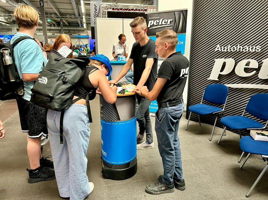 &Uuml;ber mangelndes Interesse konnten sich die Standbetreuer nicht beklagen.