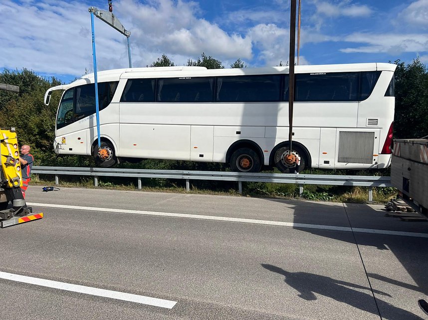 Verungl&uuml;ckter Bus an der A38