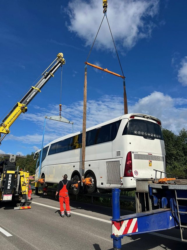 Verungl&uuml;ckter Bus an der A38