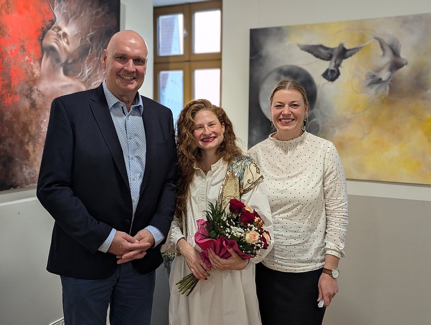 Bildgewaltige Emotionen im Rathaus mit Bildern der Syrerin Omaia Akil 