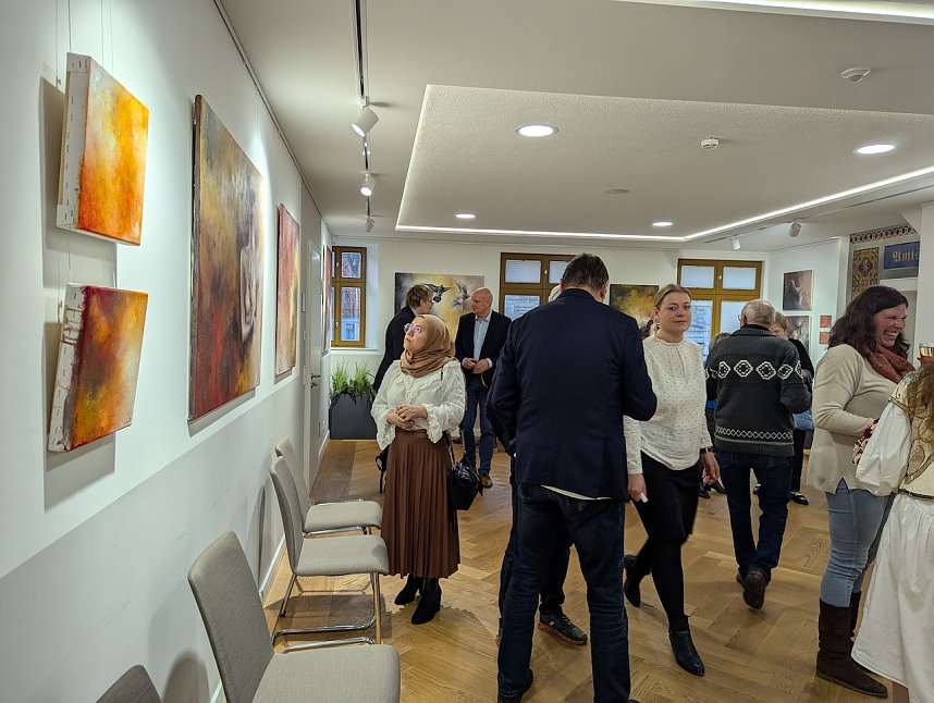 Bildgewaltige Emotionen im Rathaus mit Bildern der Syrerin Omaia Akil 