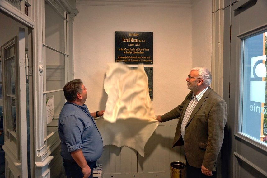 Gedenktafel f&uuml;r Oberst a.D. Harald Momm eingeweiht