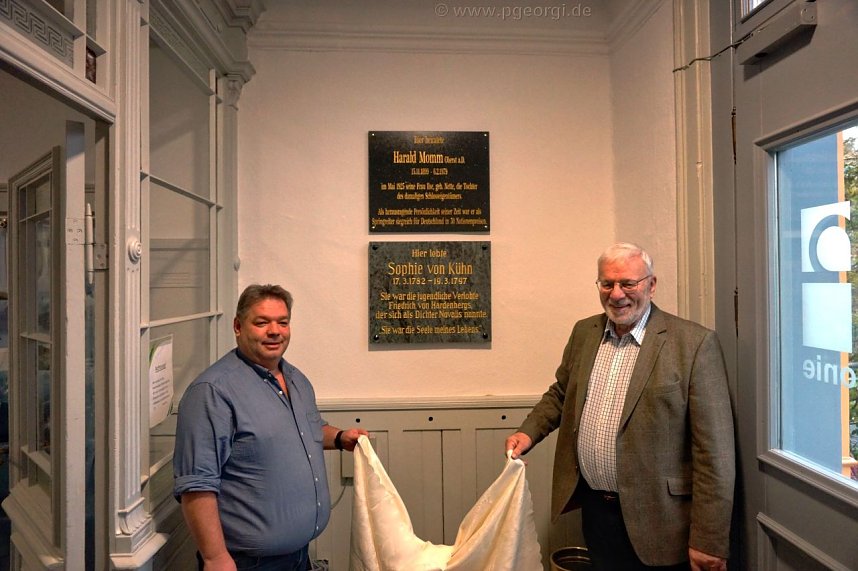 Gedenktafel f&uuml;r Oberst a.D. Harald Momm eingeweiht