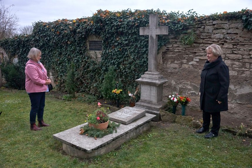 Gedenktafel f&uuml;r Oberst a.D. Harald Momm eingeweiht