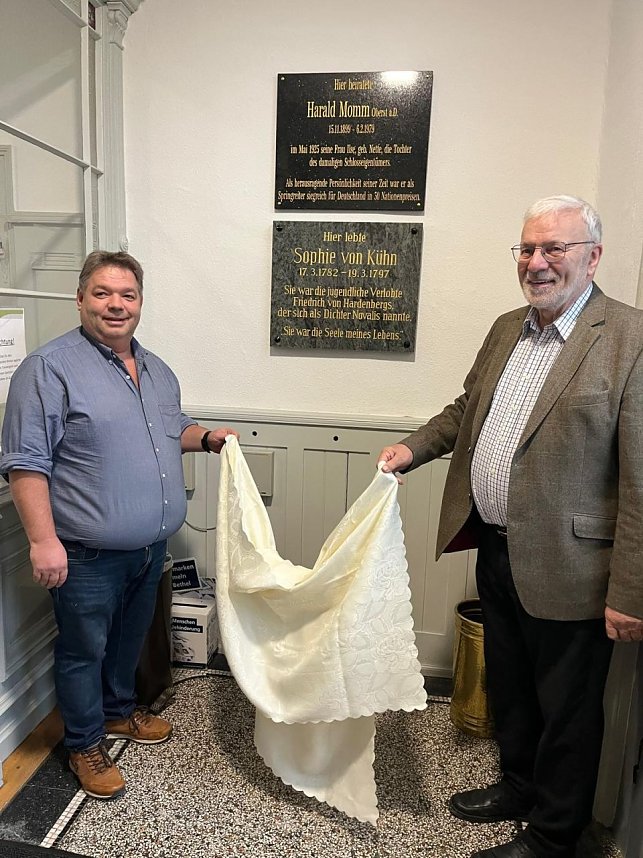 Gedenktafel f&uuml;r Oberst a.D. Harald Momm eingeweiht