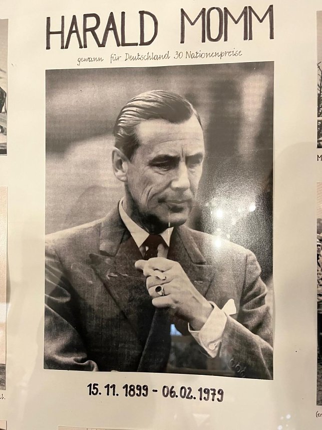 Gedenktafel f&uuml;r Oberst a.D. Harald Momm eingeweiht