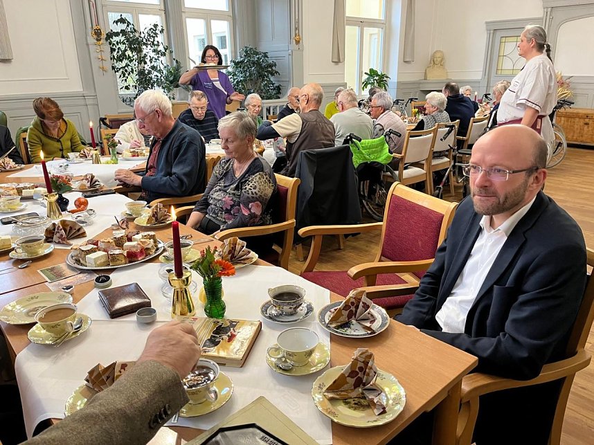 Gedenktafel f&uuml;r Oberst a.D. Harald Momm eingeweiht