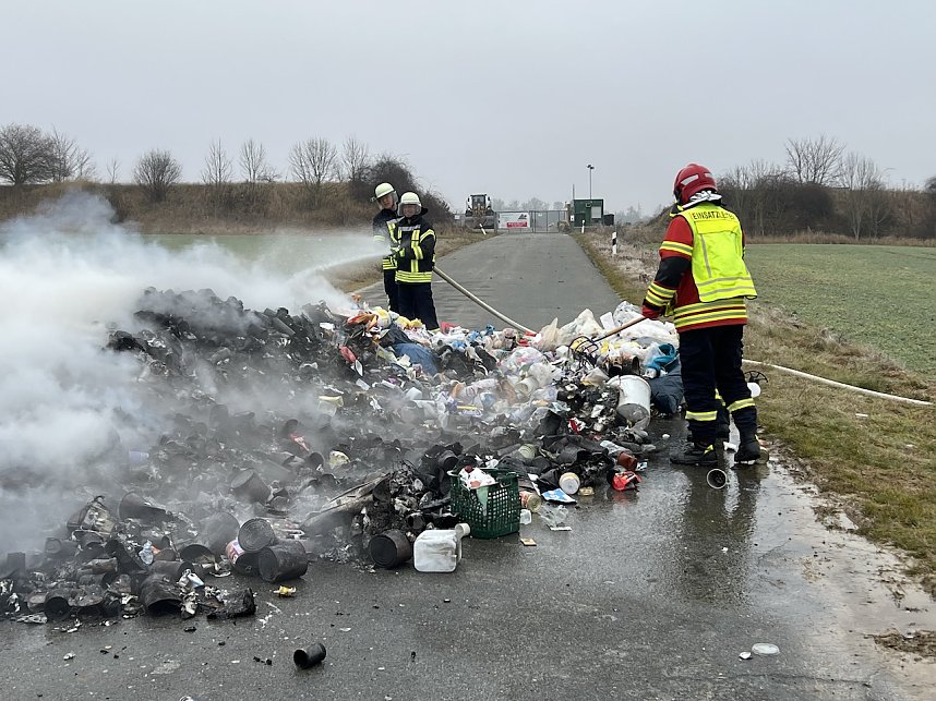 Kunststoffm&uuml;ll entz&uuml;ndete sich zwischen Kleinberndten und Friedrichslohra und musste abgekippt werden