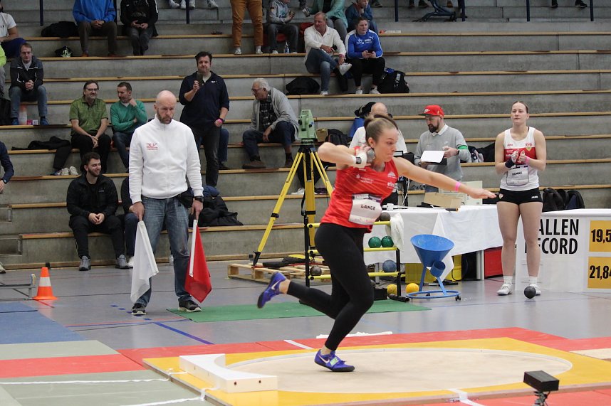 Sportlerinnen und Sportler begeisterten beim Indoor-Kugelsto&szlig;en, in der Wiedigsburghalle in Nordhausen, das Publikum