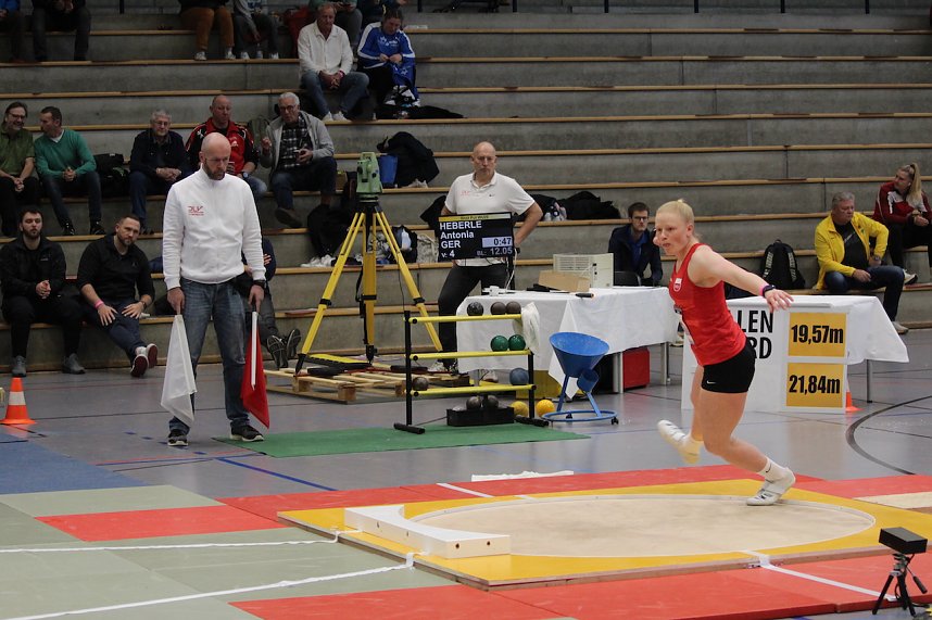 Sportlerinnen und Sportler begeisterten beim Indoor-Kugelsto&szlig;en, in der Wiedigsburghalle in Nordhausen, das Publikum