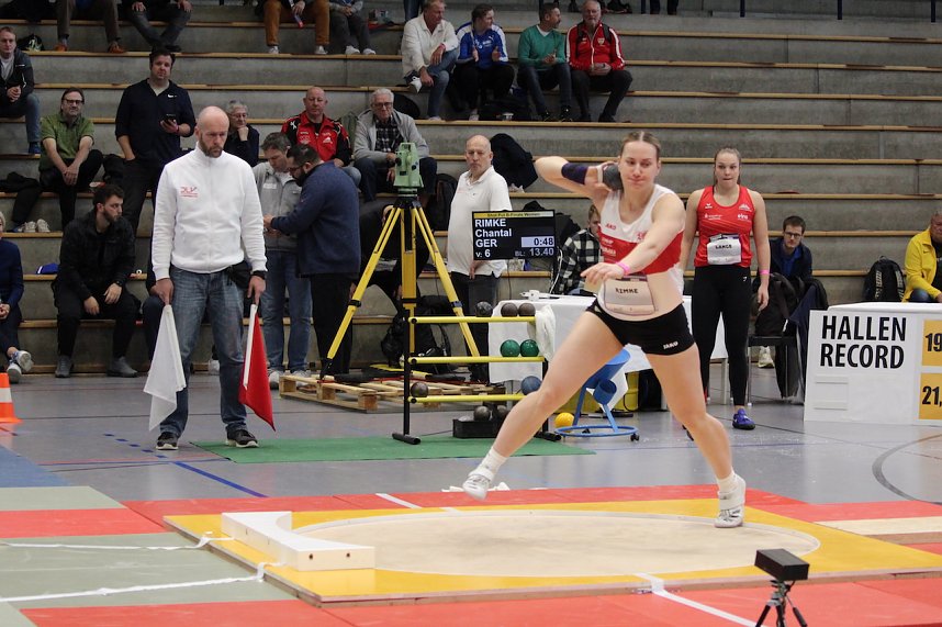 Sportlerinnen und Sportler begeisterten beim Indoor-Kugelsto&szlig;en, in der Wiedigsburghalle in Nordhausen, das Publikum
