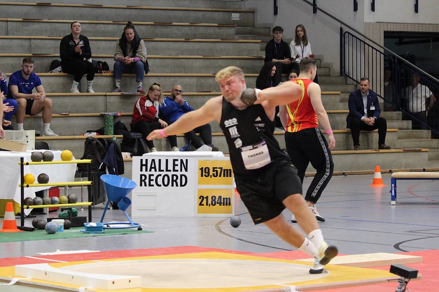 Sportlerinnen und Sportler begeisterten beim Indoor-Kugelsto&szlig;en, in der Wiedigsburghalle in Nordhausen, das Publikum