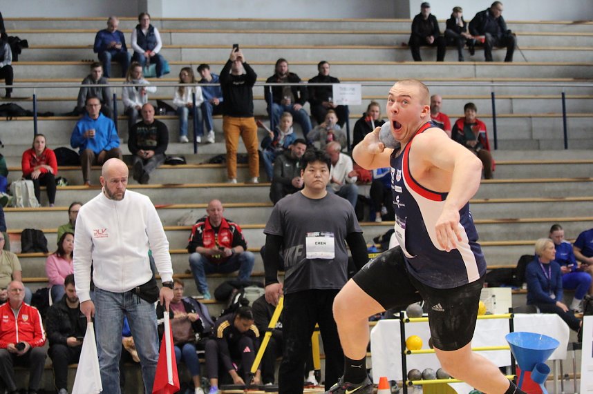 Sportlerinnen und Sportler begeisterten beim Indoor-Kugelsto&szlig;en, in der Wiedigsburghalle in Nordhausen, das Publikum