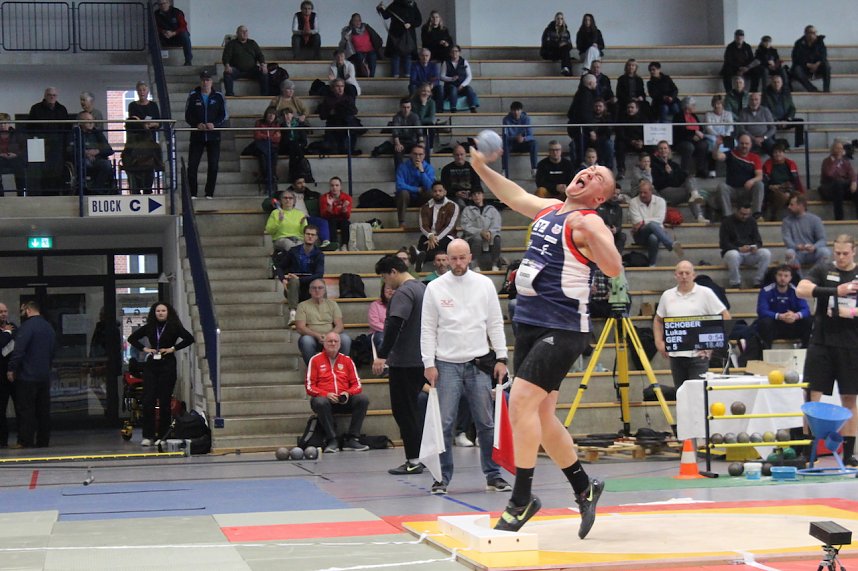 Sportlerinnen und Sportler begeisterten beim Indoor-Kugelsto&szlig;en, in der Wiedigsburghalle in Nordhausen, das Publikum