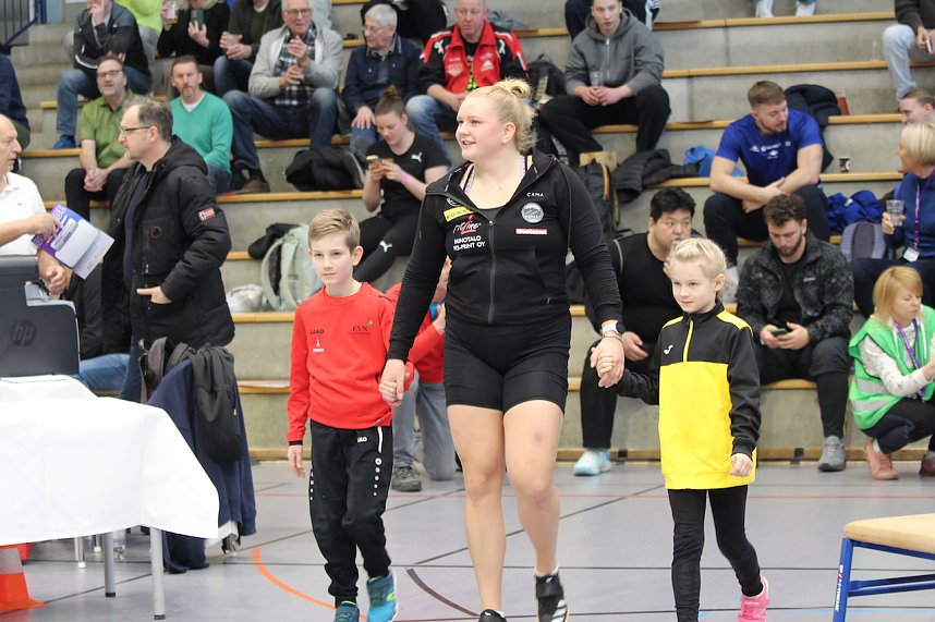 Sportlerinnen und Sportler begeisterten beim Indoor-Kugelsto&szlig;en, in der Wiedigsburghalle in Nordhausen, das Publikum