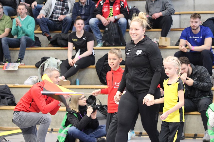 Sportlerinnen und Sportler begeisterten beim Indoor-Kugelsto&szlig;en, in der Wiedigsburghalle in Nordhausen, das Publikum