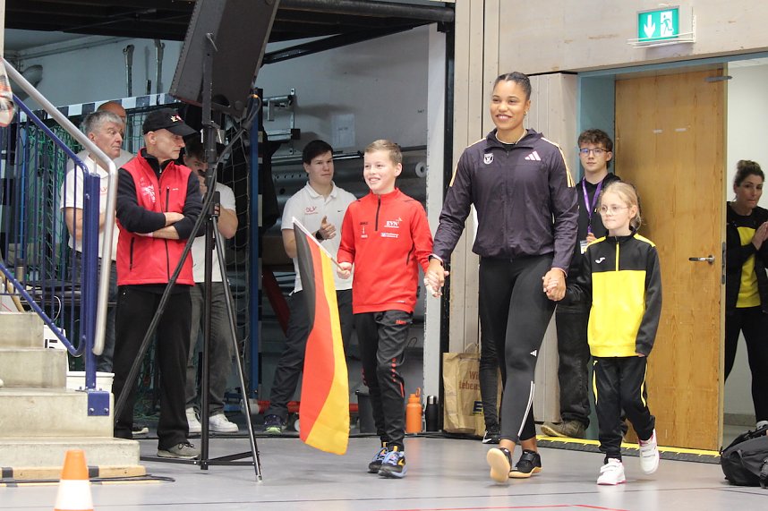 Sportlerinnen und Sportler begeisterten beim Indoor-Kugelsto&szlig;en, in der Wiedigsburghalle in Nordhausen, das Publikum