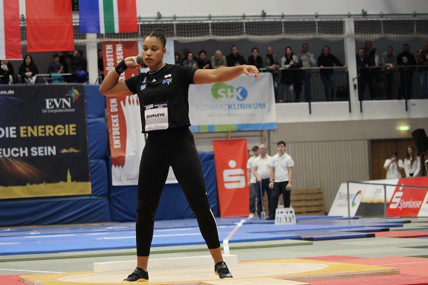 Sportlerinnen und Sportler begeisterten beim Indoor-Kugelsto&szlig;en, in der Wiedigsburghalle in Nordhausen, das Publikum