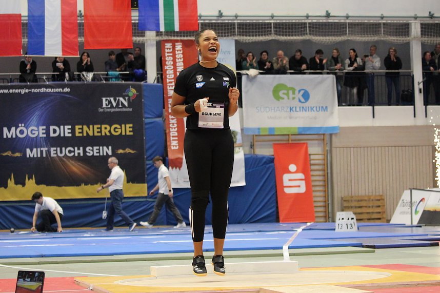 Sportlerinnen und Sportler begeisterten beim Indoor-Kugelsto&szlig;en, in der Wiedigsburghalle in Nordhausen, das Publikum