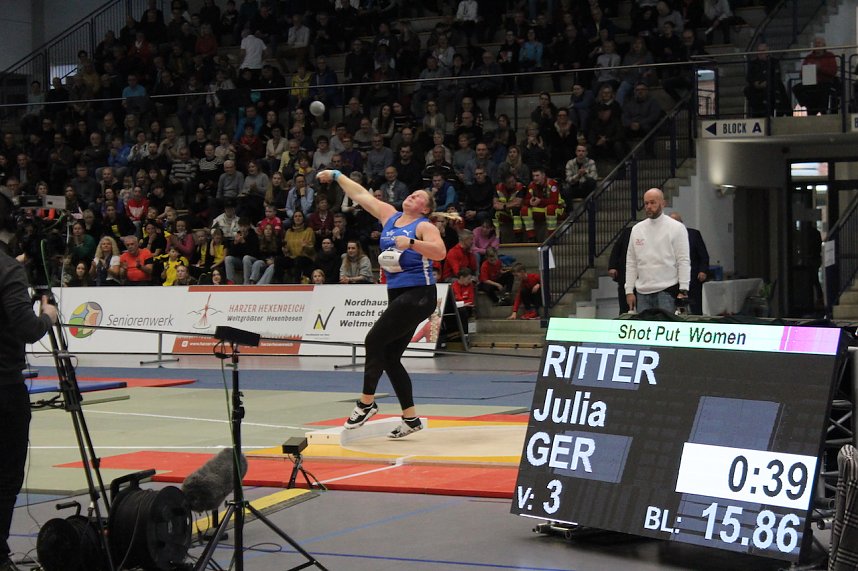 Sportlerinnen und Sportler begeisterten beim Indoor-Kugelsto&szlig;en, in der Wiedigsburghalle in Nordhausen, das Publikum
