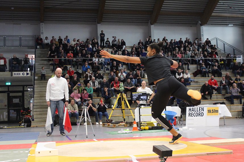 Sportlerinnen und Sportler begeisterten beim Indoor-Kugelsto&szlig;en, in der Wiedigsburghalle in Nordhausen, das Publikum