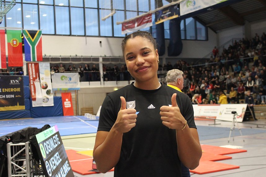 Sportlerinnen und Sportler begeisterten beim Indoor-Kugelsto&szlig;en, in der Wiedigsburghalle in Nordhausen, das Publikum