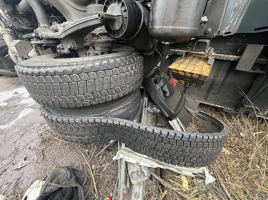 Sattelschlepper auf der A38 umgekippt