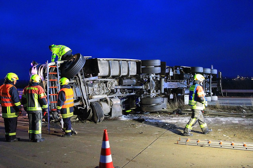 Sattelschlepper auf der A38 umgekippt