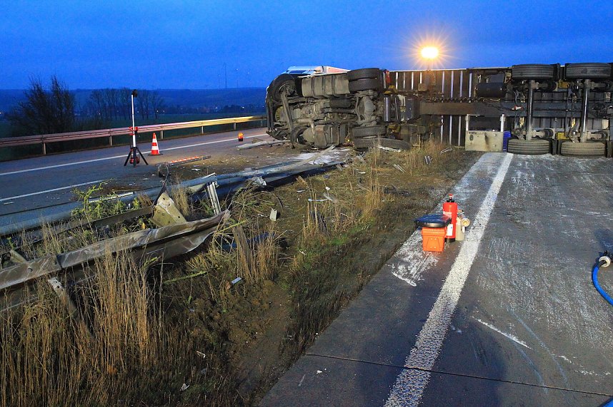 Sattelschlepper auf der A38 umgekippt