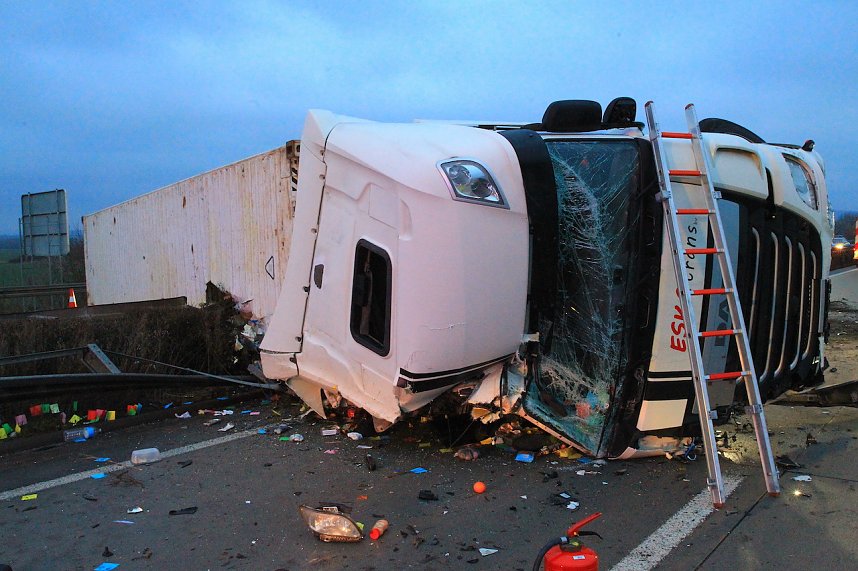 Sattelschlepper auf der A38 umgekippt
