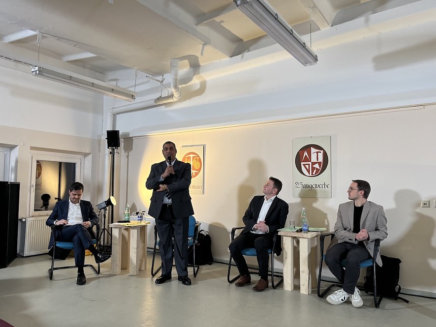 Wahlpodium mit Fragen der regionalen Wirtschaft