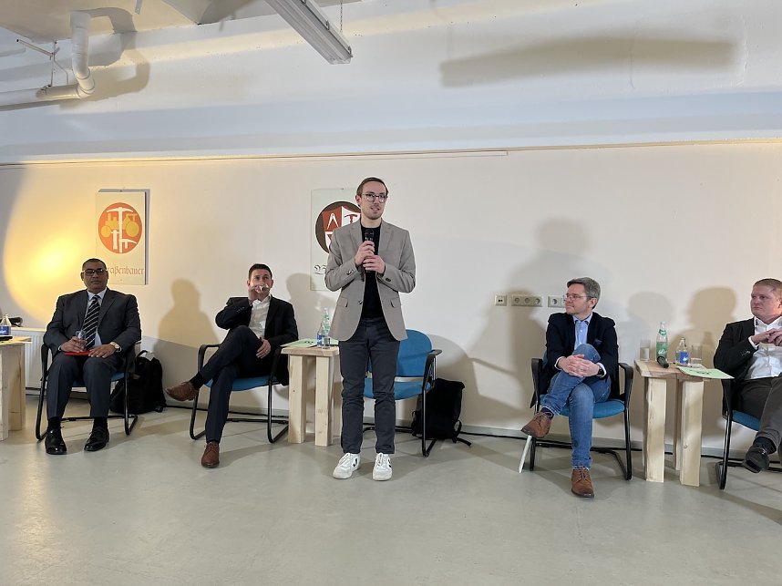 Wahlpodium mit Fragen der regionalen Wirtschaft