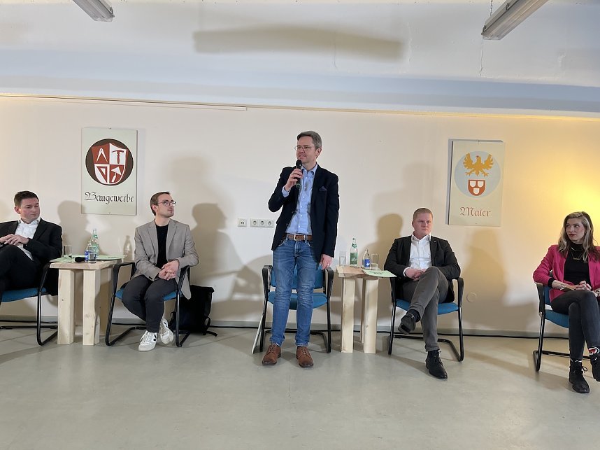 Wahlpodium mit Fragen der regionalen Wirtschaft