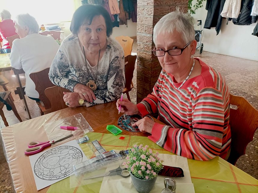 Hanna Dorl (li.) und Ines Leipold beim Osterbasteln in der WB4