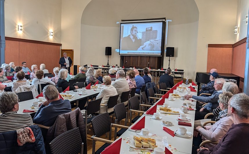 Beim Pr&auml;ventionsnachmittag sahen die Senioren in Videos, wie Telefonbetrug am Telefon abl&auml;uft