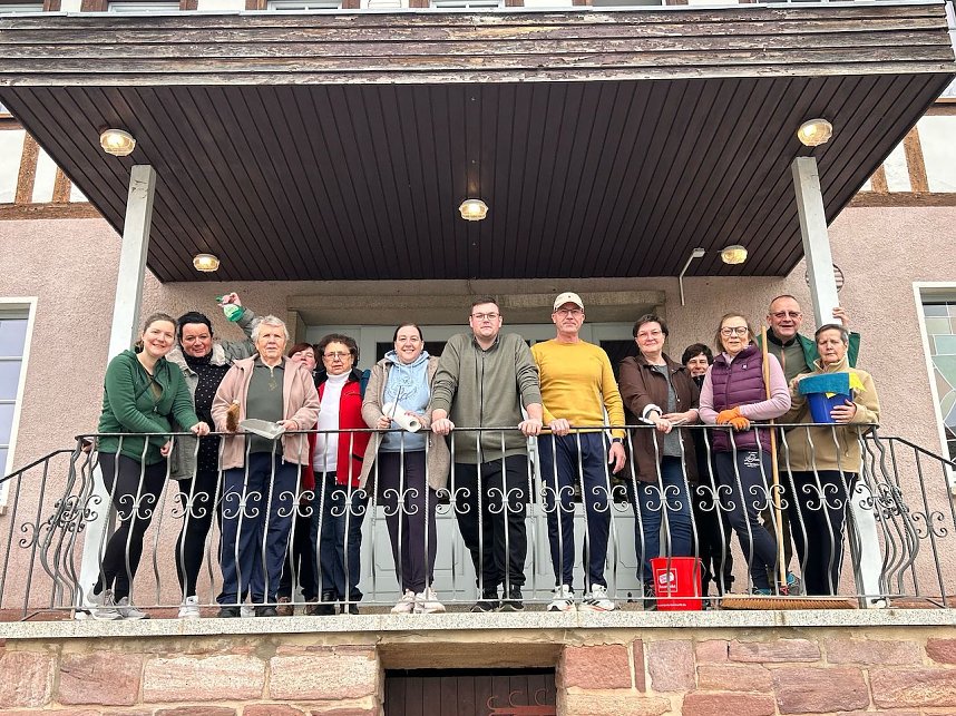 Am Fr&uuml;hjahrsputz beteiligte sich auch das Storchennest im OT Ringleben