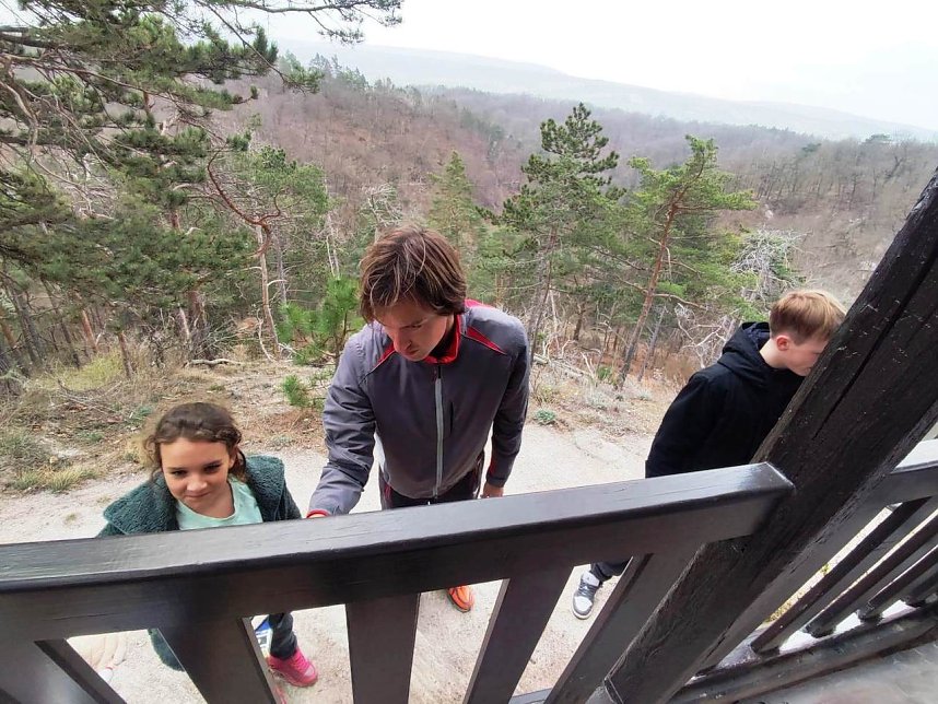 Fr&uuml;hjahrsputz auf der Hornungsh&ouml;he. Alle sind mit gro&szlig;em Engagement dabei