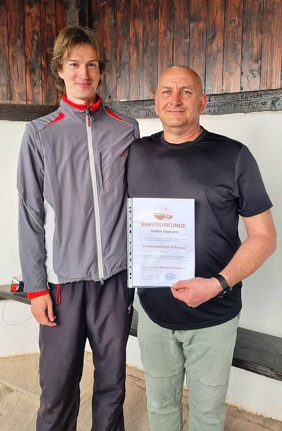 DLRG Ehrenurkunde Verdienstzeichen in Bronze f&uuml;r Steffen Siegmann (re.)