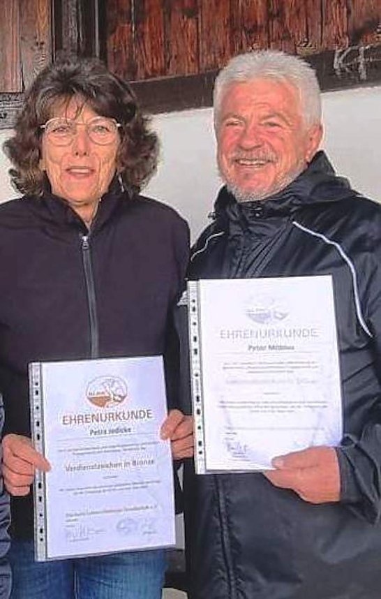 DLRG Ehrenurkunde Verdienstzeichen in Bronze f&uuml;r Frau Jedicke (li.) und Peter M&ouml;bius (re)