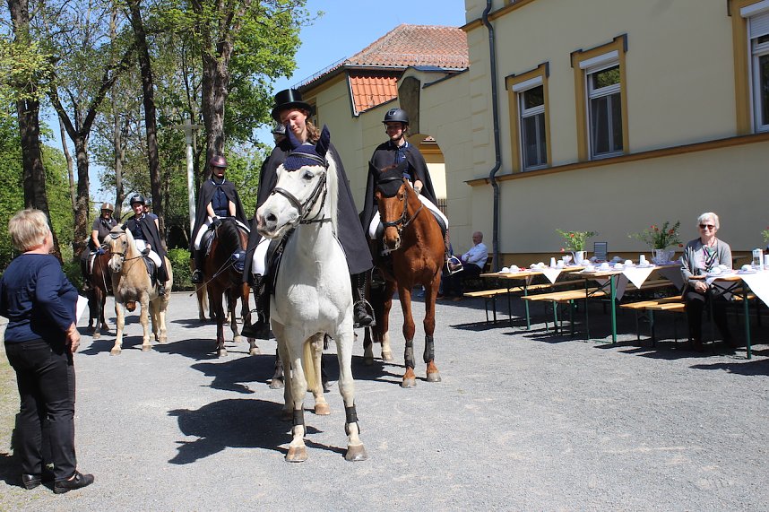 Impressionen Novalisritt 2025 am Schloss "Sophie von K&uuml;hn" in Gr&uuml;ningen
