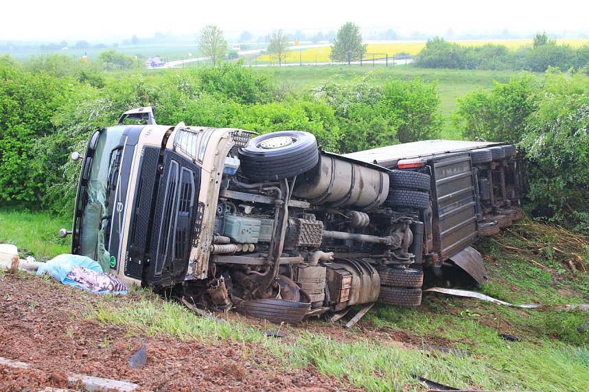 Verungl&uuml;ckter Bananentransport an der A38