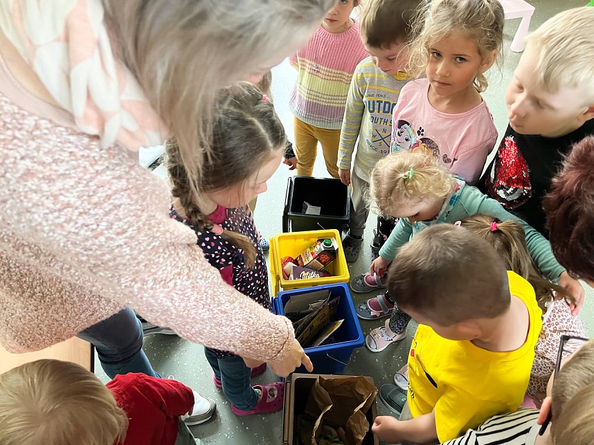 Projekttag zum Thema Abfall bei den Helbeg&auml;nschen in Rockstedt