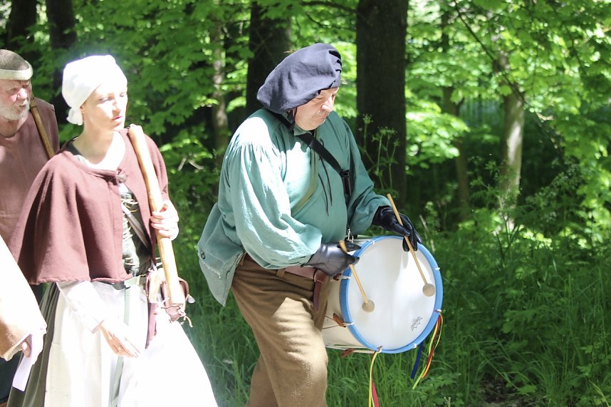 500 Jahre nach dem Bauernkrieg stellen 30 Darsteller in historischen Gew&auml;ndern den M&uuml;ntzer-Zug nach und machen Station in Ebeleben